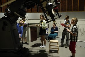 Finalisté Astronomické olympiády 2024 u dalekohledu Štefánikovy hvězdárny Autor: Lukáš Veselý