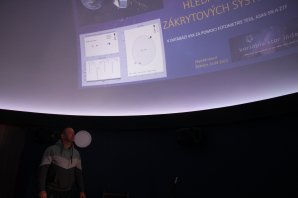 Přednáška Zbyňka Henzla o hledání vícenásobných zákrytových systému v přehlídkových datech Autor: Martin Mašek