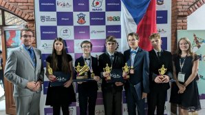 Český tým po závěrečném ceremoniálu. Zleva: Václav Pavlík (teamleader), Marie Hrubá (čestné uznání), Alex Faivre (zlatá medaile, nejlepší teorie, absolutní vítěz), Tadeáš Smička (čestné uznání), Petr Barták (bronzová medaile), Marek Nedoma (čestné uznání), Radka Křížová (teamleader). Autor: Radka Křížová