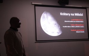 Přednáška Pavla Gabzdyla o kráterech na Měsíci na semináři SMPH v roce 2023 Autor: Martin Mašek Přednáška Pavla Gabzdyla o kráterech na Měsíci na semináři SMPH v roce 2023 Autor: Martin Mašek