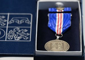 Medaile I. stupně Královéhradeckého kraje Autor: Archiv Zdenka Bardona