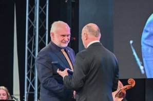 Předání ocenění Zdenku Bardonovi hejtmanek Krákovéhradeckého kraje Autor: Archiv Zdenka Bardona
