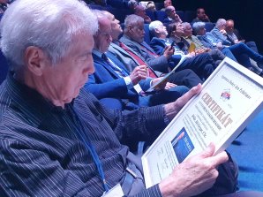 Jiří Grygar si prohlíží na 22. sjezdu České astronomické společnosti certifikát o svém rekordním přednáškovém cyklu Žeň objevů Autor: Petr Sobotka