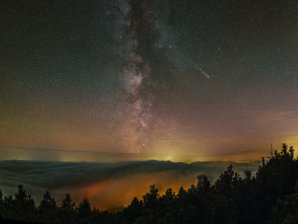 Kometa C/2023 A3 s Mléčnou drahou zapadající nad inverzí Autor: Jakub Kuřák