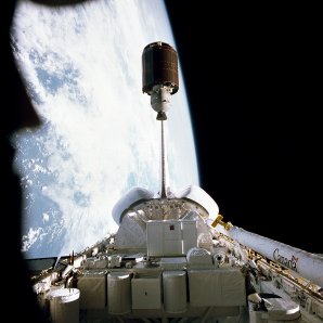 Vypuštění družice Palapa B1 z nákladového prostoru raketoplánu Challanger. Autor: NASA