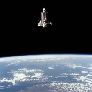 Raketoplán Challanger vyfocený družicí SPAS-1, která jím byla později znovu zachycena. Autor: NASA