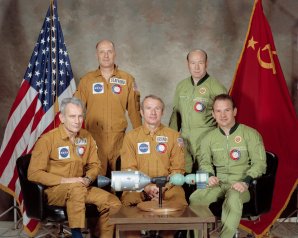 Posádka letu Apollo-Sojuz. Zleva: Deke Slayton, Thomas Stafford, Vance Brand, Alexej Leonov a Valerij Kubasov. Autor: NASA/JSC