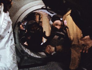Historické podání rukou mezi Leonovem a Staffordem při letu Apollo-Sojuz. Autor: NASA