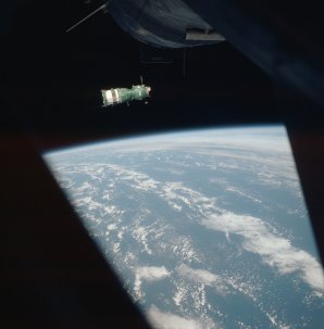 Kosmická loď Sojuz fotografovaná z paluby kabiny velitelského modulu Apollo. Autor: NASA