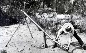 Zkouška Goddardovy bazuky pro americkou armádu Autor: New England Historical Society: Robert Goddard, Rocket Scientist, Annoys the Neighbors, Celebrates a