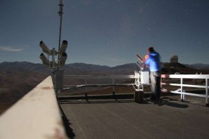 Obr. 2: Dokončovací práce (ostření kamer) instalace stanice na observatoři La Silla, Chile. Autor: Hvězdárna Valašské Meziříčí, p.o.