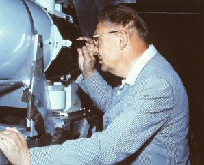 Gerard Kuiper kontroluje optiku svého přístroje. Nachází se na palubě letounu Convair 990 (Galileo). Cca. 1966. Autor: American Institute of Physics Gerard Kuiper kontroluje optiku svého přístroje. Nachází se na palubě letounu Convair 990 (Galileo). Cca. 1966. Autor: American Institute of Physics
