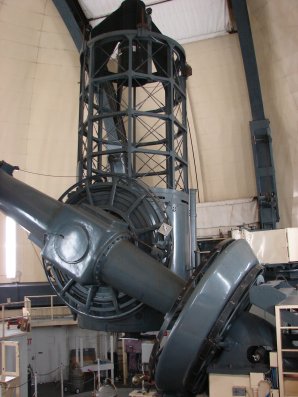 Otto Struve Telescope se zrcadlem o průměru 2,1 metru (82 palců) na McDonaldově observatoři byl ve své době 2. největší dalekohled na světě. Na fotografických deskách pořízených tímto dalekohledem objevil G. Kuiper v roce 1949 nový měsíc planety Neptun pojmenovaný Nereida. Autor: Jason Quinn Otto Struve Telescope se zrcadlem o průměru 2,1 metru (82 palců) na McDonaldově observatoři byl ve své době 2. největší dalekohled na světě. Na fotografických deskách pořízených tímto dalekohledem objevil G. Kuiper v roce 1949 nový měsíc planety Neptun pojmenovaný Nereida. Autor: Jason Quinn