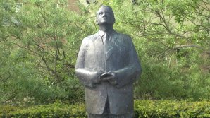 V Kuiperově rodném městě Tuitjenhorn najdeme od roku 2001 jeho sochu, jejímž autorem je Gosse Dam. Autor: Joop Luten V Kuiperově rodném městě Tuitjenhorn najdeme od roku 2001 jeho sochu, jejímž autorem je Gosse Dam. Autor: Joop Luten