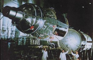 Montáž kosmické lodi Voschod 1. Autor: Sovětský svaz vypustil Voschod 1, Martin Reichman, Stoplusjednicka.cz. Montáž kosmické lodi Voschod 1. Autor: Sovětský svaz vypustil Voschod 1, Martin Reichman, Stoplusjednicka.cz.