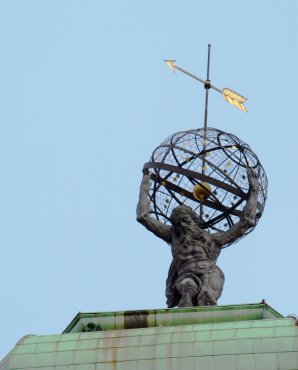 Atlas na střeše Astronomické věže v Klementinu. Autor: Radim Neuvirt