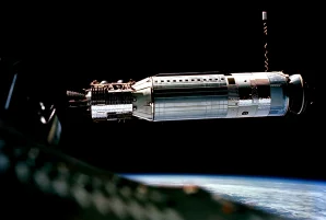 Přiblížení kosmické lodi Gemini 8 k cílové lodi Agena. Autor: NASA