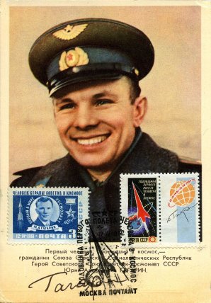 Jurij Gagarin na pamětní pohlednici vydané ku příležitosti prvního letu člověka do Vemíru. Autor: wikipedia/Vostok_1