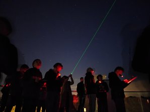 Finalisté astronomické olympiády (CD, 2026) na terase univerzitní observatoře WHOO! při řešení úloh pozorovacího kola Autor: David Komárek