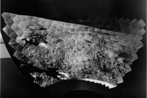 Panoramatická fotografie složená z mnoha snímků pořízených sondou Surveyor 1. Fotografie byly nalepeny na skleněnou kulovitou vypouklinu, aby se zachoval celkový dojem záběru kamery. Autor: NASA