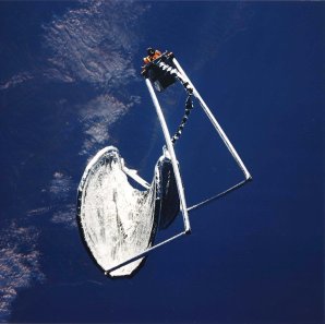 Rozbalování nafukovací části družice Spatran-207. Autor: STS-77 Fact Sheet | Spaceline