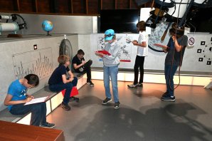 Stanoviště v hlavní kopuli Štefánikovy hvězdárny prověřilo u soutěžících mimo jiné i znalosti pozorovací techniky (Astronomická olympiáda 2026) Autor: Tomáš Prosecký