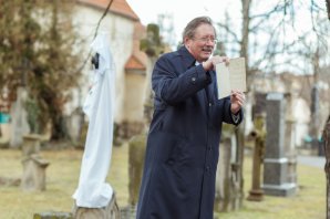 Martin Šolc ukazuje výtisk první česky psané učebnice astronomie Základové hvězdosloví čili astronomie Autor: Ota Kéhar