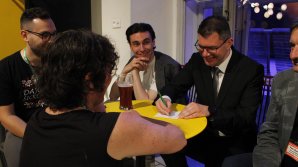 Podpis organizace dalšího workshopu o centru galaxie v Montreal, Kanada, během konferenční večeře Autor: L. Szakszonová