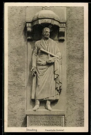 Fraunhoferův pomník v rodném Straubingu. Autor: Ansichtskarte Straubing, Fraunhofer-Denkmal | eBay Fraunhoferův pomník v rodném Straubingu. Autor: Ansichtskarte Straubing, Fraunhofer-Denkmal | eBay