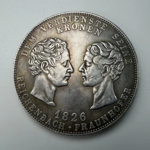 Portréty Fraunhofera s Reichenbachem na reverzu pamětní bavorské medaile, vydané v roce jejich úmrti. Autor: Reichenbach & Fraunhofer 1826 Commemorative Medal Collectible Antique | eBay Portréty Fraunhofera s Reichenbachem na reverzu pamětní bavorské medaile, vydané v roce jejich úmrti. Autor: Reichenbach & Fraunhofer 1826 Commemorative Medal Collectible Antique | eBay
