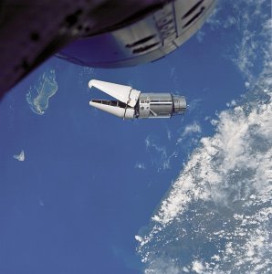 Astronauti se přibližují k dokovací stanici ATDA. Autor: The Angry Alligator - GPN-2000-001354 - Gemini 9A - Wikipedia Astronauti se přibližují k dokovací stanici ATDA. Autor: The Angry Alligator - GPN-2000-001354 - Gemini 9A - Wikipedia