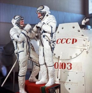 Posádka Sojuzu 21 při pozemním nácviku. Autor: spacefacts.de Posádka Sojuzu 21 při pozemním nácviku. Autor: spacefacts.de