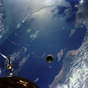 Experiment propojení lodi Gemini s Agenou pomocí lana. Autor: Gemini 11 Agena - Gemini 11 - Wikipedia Experiment propojení lodi Gemini s Agenou pomocí lana. Autor: Gemini 11 Agena - Gemini 11 - Wikipedia