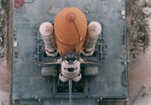 Předstartovní příprava raketoplánu na misi STS-79. Autor: ESA - STS-79 Atlantis atop the mobile launcher Předstartovní příprava raketoplánu na misi STS-79. Autor: ESA - STS-79 Atlantis atop the mobile launcher