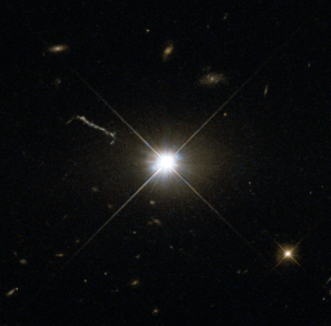 Jasnost kvazaru je srovnatelná s jasností galaxií Autor: ESA/Hubble & NASA Jasnost kvazaru je srovnatelná s jasností galaxií Autor: ESA/Hubble & NASA