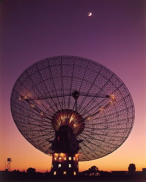 Parkesův rádiový teleskop při přenosu signálu z přistání Apollo 2011 Autor: CSIRO Parkesův rádiový teleskop při přenosu signálu z přistání Apollo 2011 Autor: CSIRO