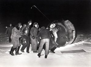 Po devíti hodinách v jezeře se Sojuz 23 podařilo dostat na břeh. Autor: spacefacts.de