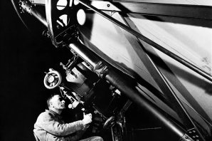 Edwin Hubble pozorující s dalekohledem na Mount Wilson Observatory Autor: THE LIFE PICTURE COLLECTION/GETTY IMAGES Edwin Hubble pozorující s dalekohledem na Mount Wilson Observatory Autor: THE LIFE PICTURE COLLECTION/GETTY IMAGES