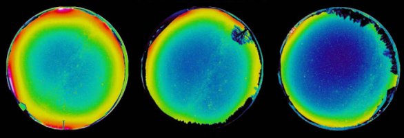 Srovnání různě tmavé oblohy z celooblohového objektivu. Vlevo je ukázka místa s relativně vysokou mírou světelného znečištění (v blízkém okolí měst). Vpravo je snímek s relativně slušnou oblohou (avšak stále ne přírodní – ta se v ČR již nevyskytuje!), světlo z měst je patrné jen podél obzoru. Autor: Vojtěch Kohout, Michal Bareš