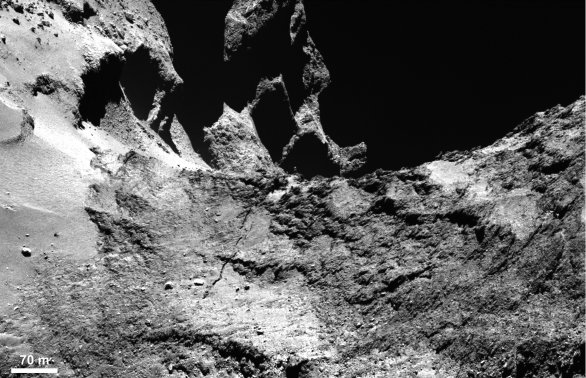 Prasklina v krku komety 67P Churyumov-Gerasimenko Autor: ESA