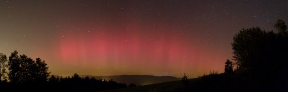 Polární záře 26. 9. 2011. Foto z východního okraje Jablonce nad Nisou směrem na sever. Čas 23:15 SELČ. Autor: Martin Gembec