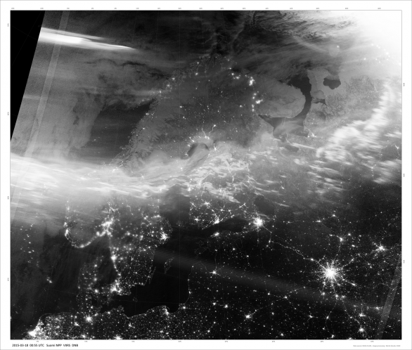 Aurorální ovál nad Skandinávií 18. března 2015 v 0:55 UT. Autor: Družice Suomi NPP/DNB.