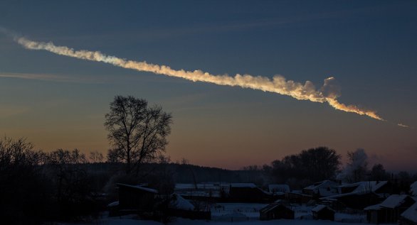 Jeden z mnoha záběrů kouřové stopy po průletu bolidu Čeljabinsk.