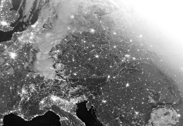 Snímek z družice Suomi-NPP, pořízený v kanálu DNB (Day/Night Band) 6. června v 01:00 UTC (03:00 SELČ). Celá scéna je nasvícená Měsícem čtyři dny po úplňku, díky čemuž jsou dobře vidět nejen detaily oblačnosti bouří nad Německem, ale i detaily terénu, avšak naopak zanikají zdroje slabšího osvětlení měst a obcí. Světlá oblast snímku vpravo nahoře je již přesvícena svítáním. Autor: NOAA/CLASS, Martin Setvák.