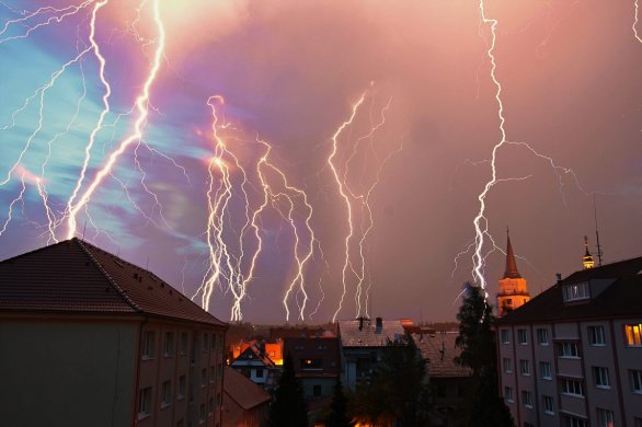 Fantastická fotografie bouření nad západními Čechami 5./6. července 2015. Autor: Josef Jíra