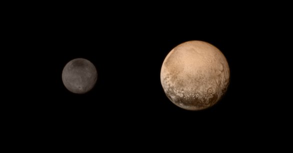 Pluto a Charon 13. července 2015 v barvách. Na levém okraji Pluta se zjevuje světlá plocha patrně pokryta zamrzlým metanem a dusíkem. Autor: New Horizons, NASA.