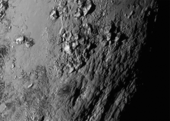 Detailní snímek Pluta v oblasti rovníku (Tombaugh Regio) Autor: NASA/JHUAPL/SWRI