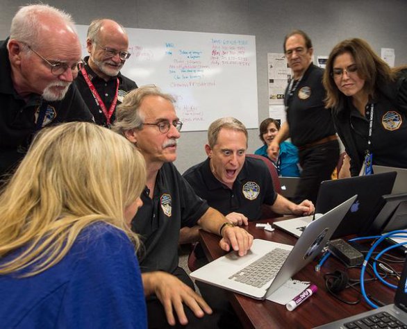 Člen týmu Alan Stern doslova vyražený ze židle prvními úspěšnými daty z New Horizons. Autor: New Horizons, NASA.