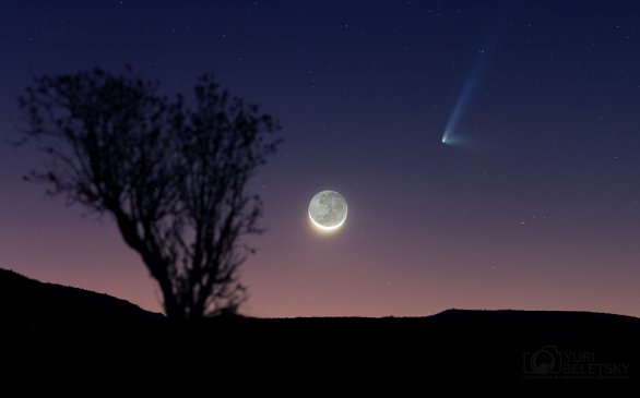 Krásný snímek komety PanSTARRS a mladého Měsíce nad pouští v Chile. Autor: Yuri Beletsky.