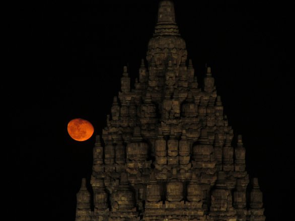 Východ Měsíce při závěrečném ceremoniálu v chrámu Prambanan Autor: Jan Kožuško